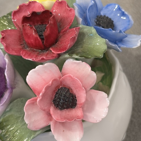 Aynsley Flower Bouquet Figurine Hand Modelled Fine Bone China ~Beautiful - Picture 8 of 8